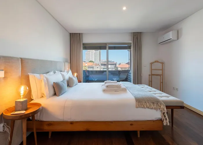 Sunny Loft In Downtown With Private Parking شقة