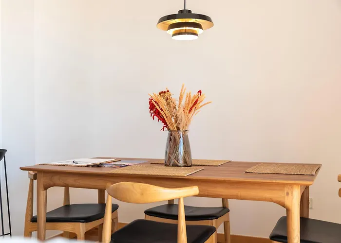 Sunny Loft In Downtown With Private Parking شقة